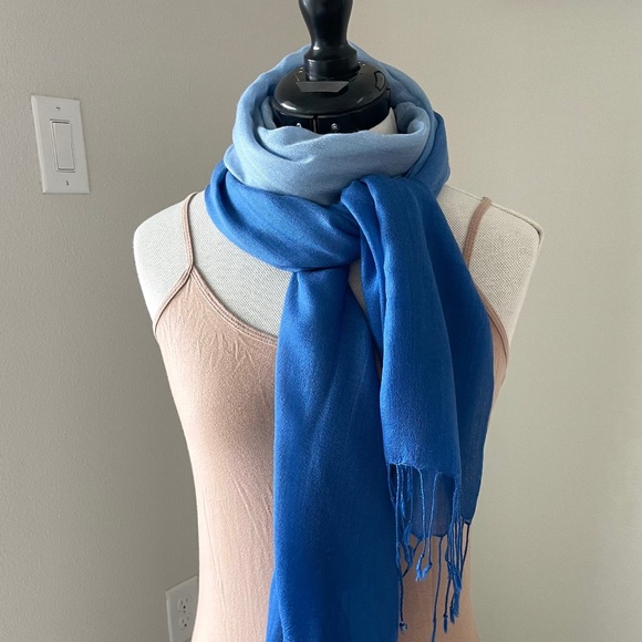 JONES NEW YORK Blue Scarf Shawl Wrap Blue Dip-Dye Ombré with Fringe - EUC - Picture 4 of 9